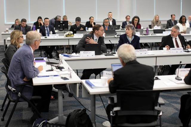 US vaccine advisers abandon broad COVID shot support - Ảnh 3.