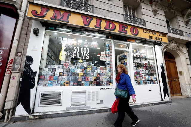 Paris DVD rental store in last stand against streaming giants - Ảnh 1.