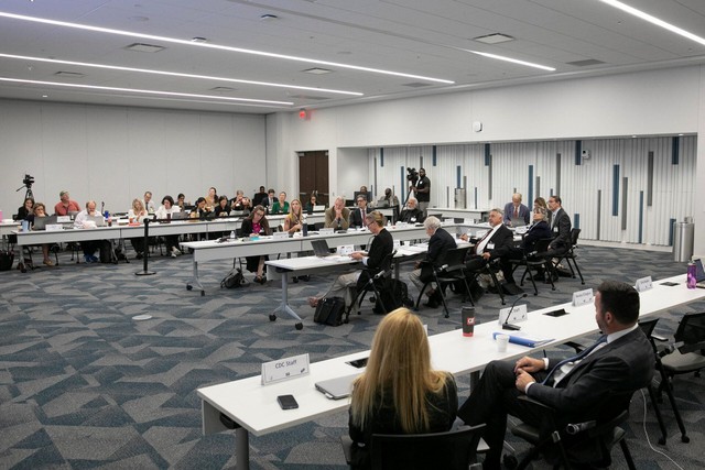US vaccine advisers abandon broad COVID shot support - Ảnh 2.
