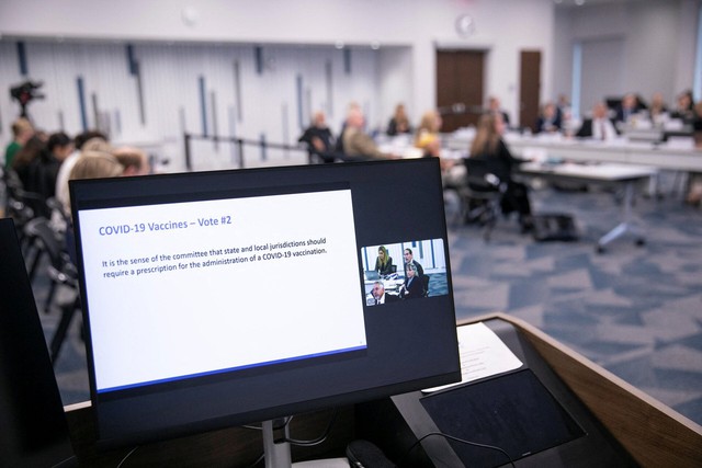US vaccine advisers abandon broad COVID shot support - Ảnh 1.