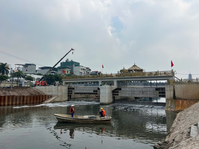 Hanoi begins supplying treated water to To Lich River to revive waterway - Ảnh 1.