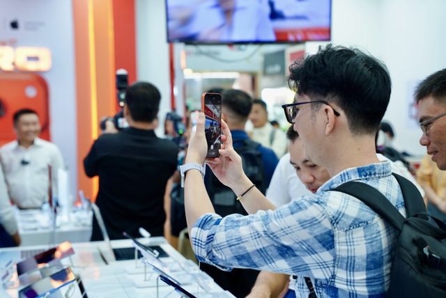 Vietnam joins global iPhone 17 launch for the first time, retailers report record demand - Ảnh 5. Vietnam joins global iPhone 17 launch for the first time, retailers report record demand - Ảnh 4.