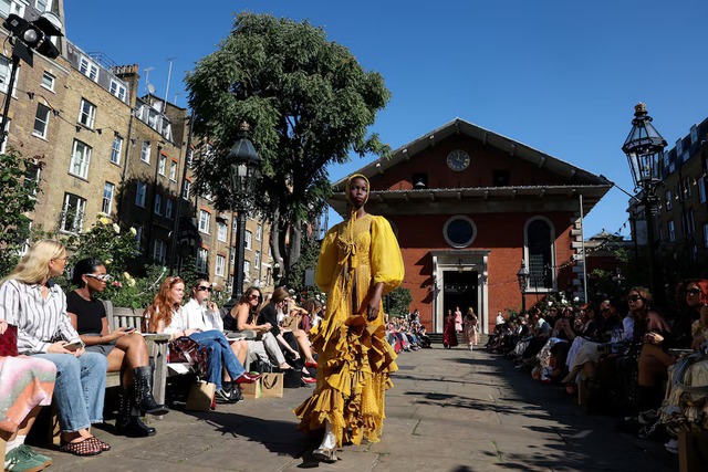 Paul Costelloe nods to 1960s, broken dolls inspire Bora Aksu at London Fashion Week - Ảnh 2.