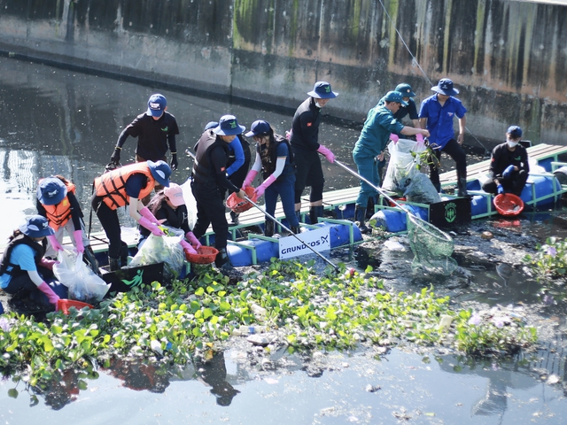 Ho Chi Minh City ward installs upgraded floating trash barrier to combat canal pollution - Ảnh 1. Ho Chi Minh City ward installs upgraded floating trash barrier to combat canal pollution - Ảnh 1.