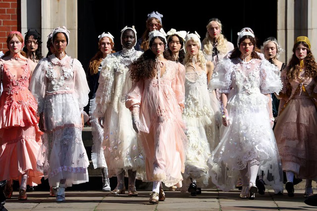Paul Costelloe nods to 1960s, broken dolls inspire Bora Aksu at London Fashion Week - Ảnh 4.