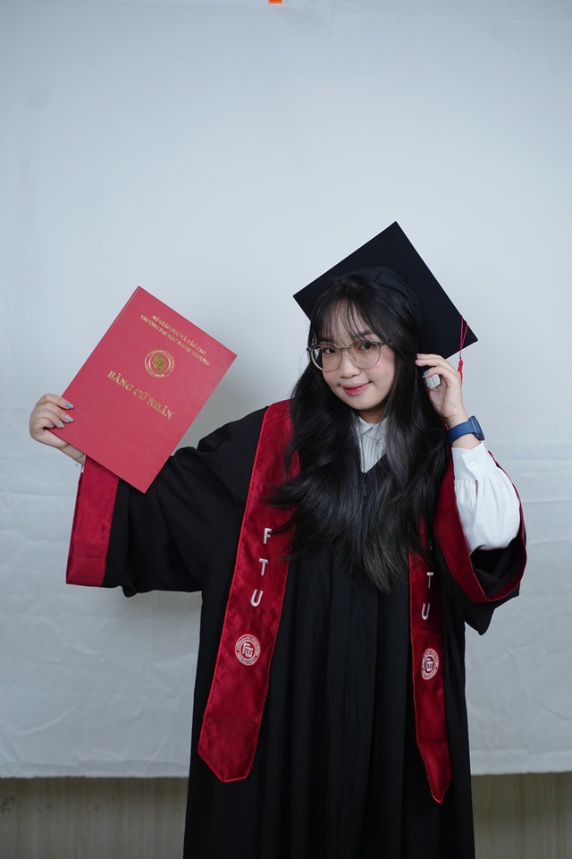 Thủ khoa tốt nghiệp 3.94/4.0 Trường đại học Ngoại thương cũng sợ “peer pressure” - Ảnh 1.