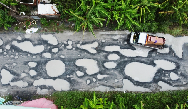 Road upgrade project in Vietnam’s Ca Mau incomplete after 6 years - Ảnh 1.