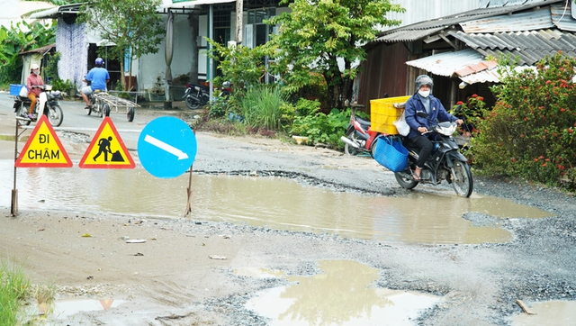 Road upgrade project in Vietnam’s Ca Mau incomplete after 6 years - Ảnh 2.