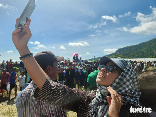 Thousands brave sun to watch ox racing festival in southern Vietnam- Ảnh 5.