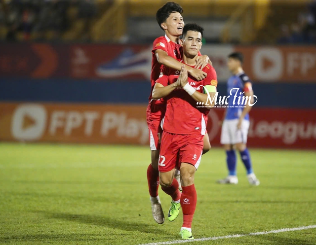 Thắng Becamex TP.HCM 3-1, Công an TP.HCM tạm chiếm ngôi nhì bảng V-League 1 - Ảnh 1.