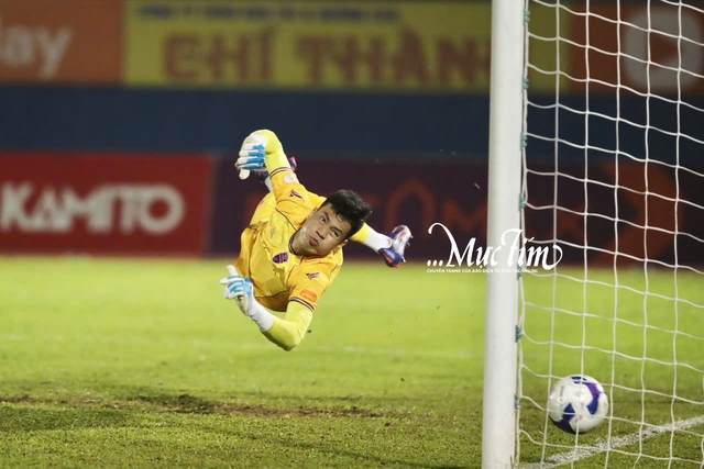 Thắng Becamex TP.HCM 3-1, Công an TP.HCM tạm chiếm ngôi nhì bảng V-League 1 - Ảnh 2.