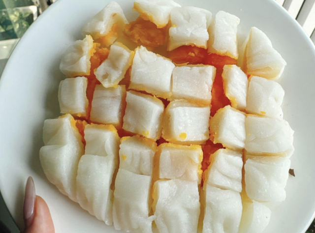 Modern mooncake trends send Vietnamese youth into frenzy - Ảnh 3.