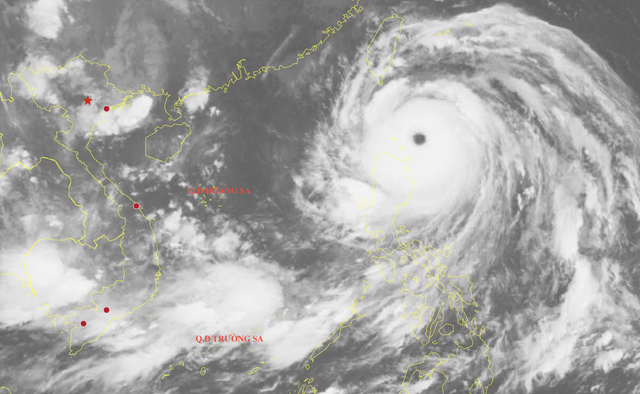 Super typhoon Ragasa expected to enter East Vietnam Sea tonight - Ảnh 2.