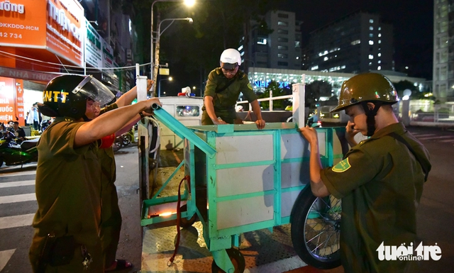 Ho Chi Minh City cracks down on sidewalk encroachment at major hospitals - Ảnh 3.