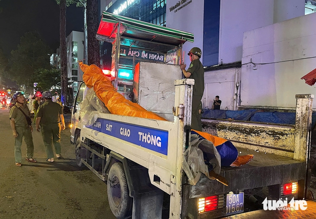 Ho Chi Minh City cracks down on sidewalk encroachment at major hospitals - Ảnh 6.