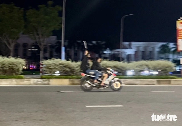 Youths spark night-time chaos in Da Nang- Ảnh 6.