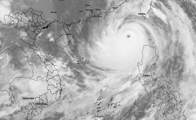 Super typhoon Ragasa enters East Vietnam Sea, forecast to impact northern provinces - Ảnh 2.