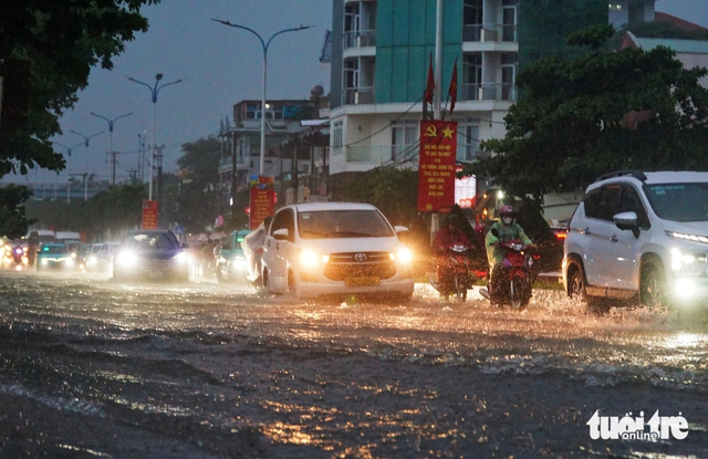 Heavy rains flood Nha Trang streets, traffic backed up- Ảnh 1.
