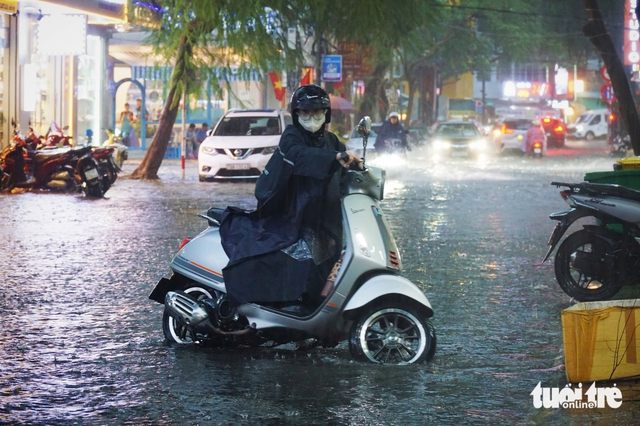 Heavy rains flood Nha Trang streets, traffic backed up- Ảnh 8.