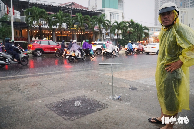 Heavy rains flood Nha Trang streets, traffic backed up- Ảnh 5.
