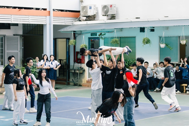 Teen Trường THPT Nguyễn Thái Bình thi nhảy dân vũ trong giờ ra chơi không điện thoại - Ảnh 3.