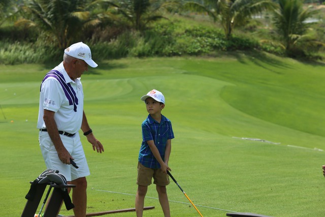 Vietnamese golfers grateful for chance to play with legends at Vietnam Legends Championship- Ảnh 4. Vietnamese golfers grateful for chance to play with legends at Vietnam Legends Championship- Ảnh 4.