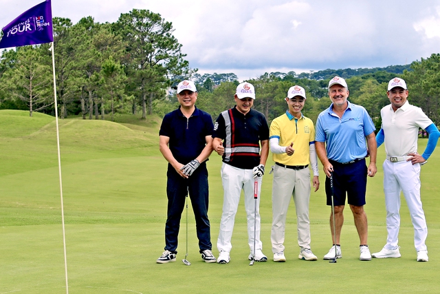 Vietnamese golfers grateful for chance to play with legends at Vietnam Legends Championship- Ảnh 1. Vietnamese golfers grateful for chance to play with legends at Vietnam Legends Championship- Ảnh 1.