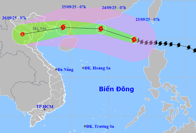 Super typhoon Ragasa enters East Vietnam Sea, forecast to impact northern provinces - Ảnh 1.