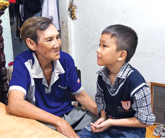 Những bạn nhỏ sống trong gian khó - Ảnh 2.