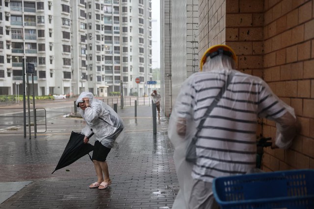 Super Typhoon Ragasa lashes Hong Kong, death toll climbs in Taiwan- Ảnh 2.