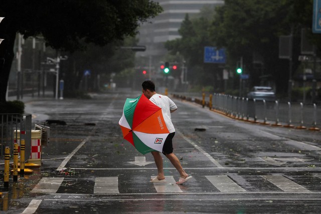 Super Typhoon Ragasa lashes Hong Kong, death toll climbs in Taiwan- Ảnh 3.