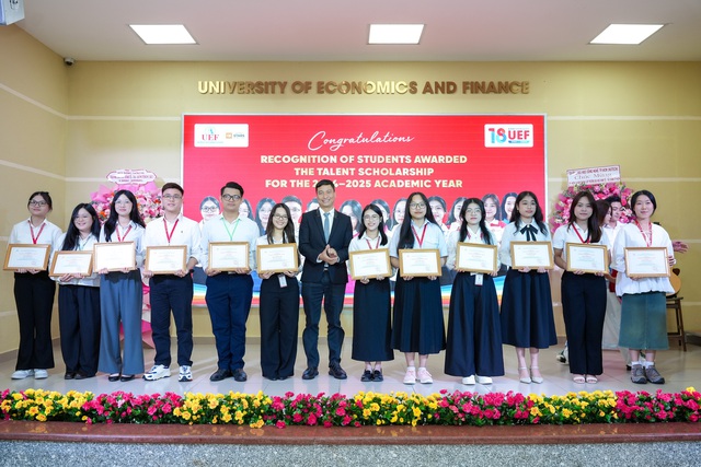 Trường đại học Kinh tế - Tài chính TP.HCM trao 30 tỷ đồng học bổng cho tân sinh viên- Ảnh 3.