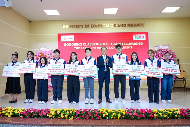 Trường đại học Kinh tế - Tài chính TP.HCM trao 30 tỷ đồng học bổng cho tân sinh viên- Ảnh 2.