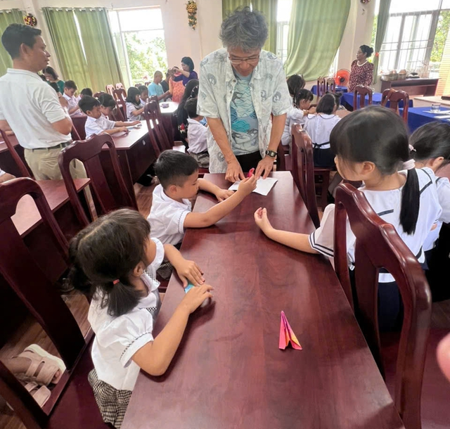 Japanese artists teach painting, award scholarships to students on Vietnam’s Con Dao Island- Ảnh 2.