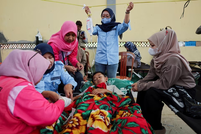 Over 1,000 Indonesians sick from school meals in more food poisoning outbreaks - Ảnh 2.