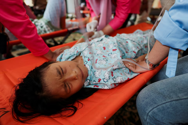 Over 1,000 Indonesians sick from school meals in more food poisoning outbreaks - Ảnh 6.
