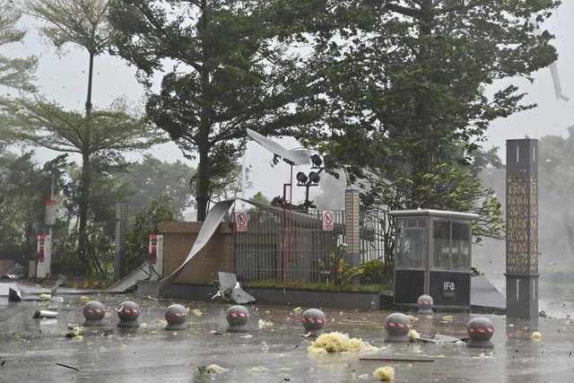 South China cleans up after powerful Typhoon Ragasa- Ảnh 2.