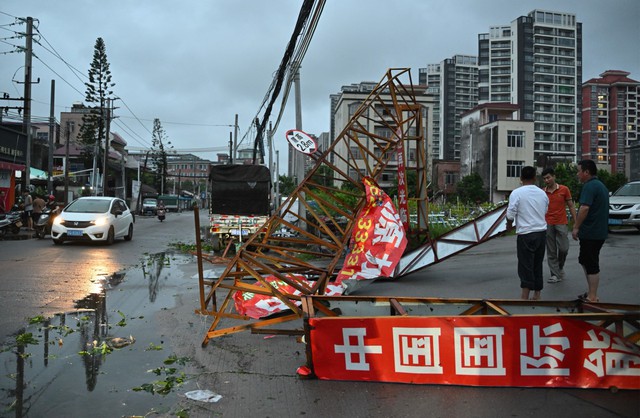 South China cleans up after powerful Typhoon Ragasa- Ảnh 1.