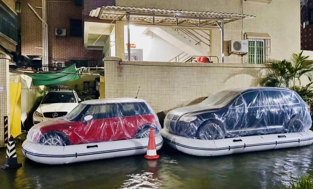 Vietnam car owners turn to flood-protection bags amid storm fears- Ảnh 1.