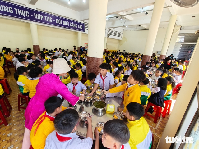 Vietnam elementary school principal suspended over alleged use of substandard food for student meals - Ảnh 3. Vietnam elementary school principal suspended over alleged use of substandard food for student meals - Ảnh 2.