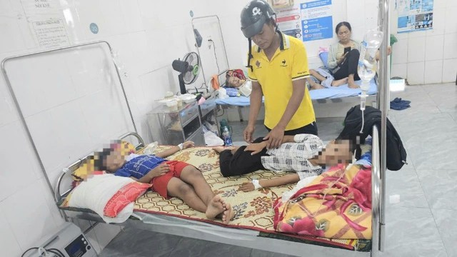 Dozens of students hospitalized after breakfast food poisoning in central Vietnam- Ảnh 1. Dozens of students hospitalized after breakfast food poisoning in central Vietnam- Ảnh 1.