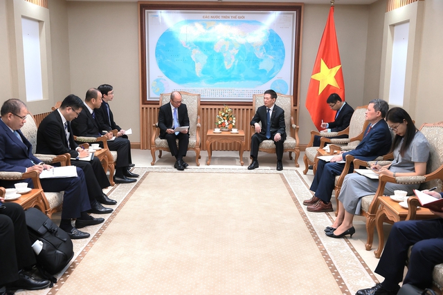 Vietnam deputy PM meets Toyota Asia chief, urges expanded investment - Ảnh 2.