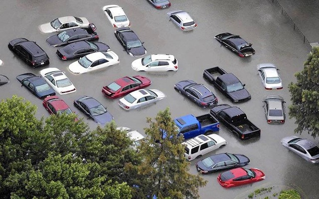 Vietnam car owners turn to flood-protection bags amid storm fears- Ảnh 2.