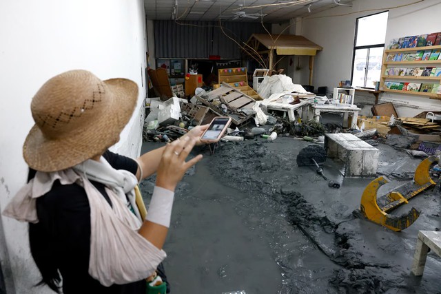 Taiwan rescuers battle thick mud to look for missing from Super Typhoon Ragasa - Ảnh 7.