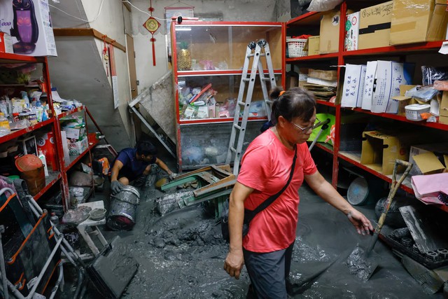 Taiwan rescuers battle thick mud to look for missing from Super Typhoon Ragasa - Ảnh 4.