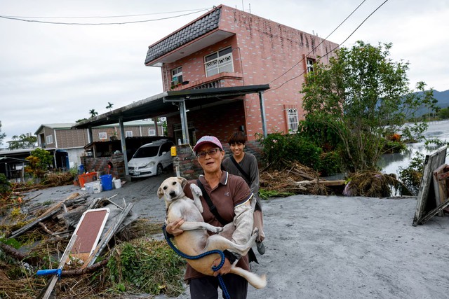 Taiwan rescuers battle thick mud to look for missing from Super Typhoon Ragasa - Ảnh 3.