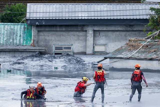 Taiwan rescuers battle thick mud to look for missing from Super Typhoon Ragasa - Ảnh 5.