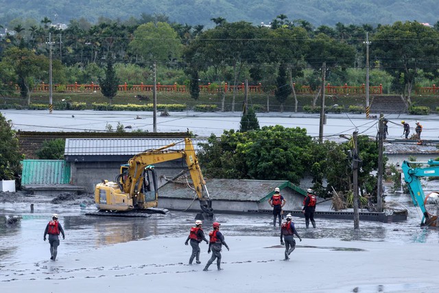Taiwan rescuers battle thick mud to look for missing from Super Typhoon Ragasa - Ảnh 2.