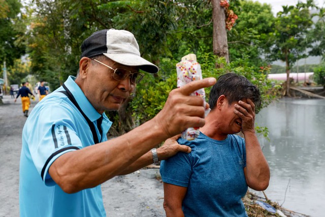 Taiwan rescuers battle thick mud to look for missing from Super Typhoon Ragasa - Ảnh 6.