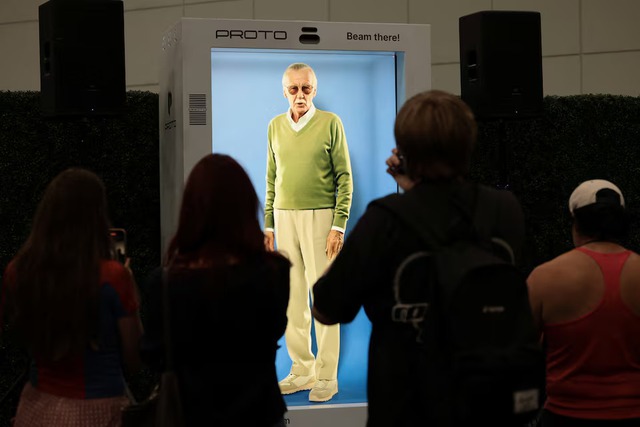 AI hologram of Spider-Man creator Stan Lee debuts at L.A. Comic Con - Ảnh 2.